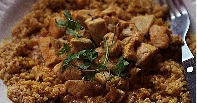 Vištienos troškinys su miežinėmis kruopomis