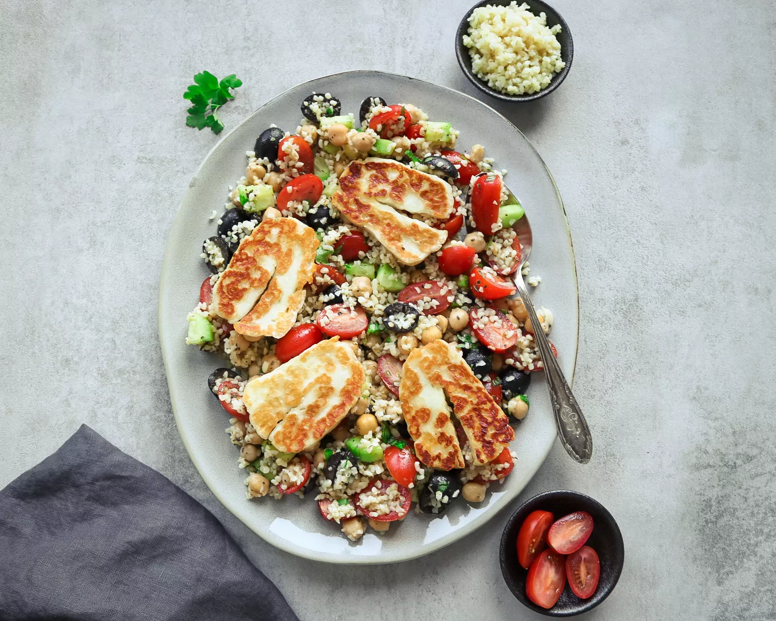 Keptas halumis (Halloumi) su bulguro kruopomis, vyšniniais pomidorais ir alyvuogėmis