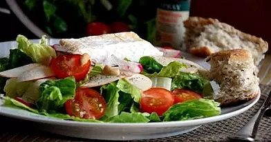 Salotos su keptu brie sūriu