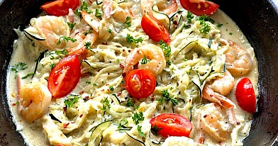 Keto spaghetti (spagečiai) iš cukinijos su krevetėmis