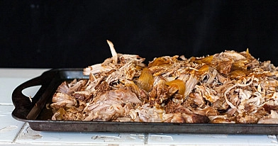 Lėtai kepta kiaulienos mentė su kaulu orkaitėje (pulled pork)