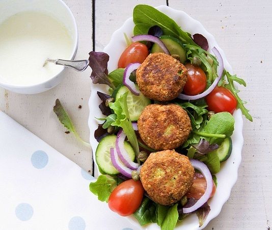 Falafelių salotos su jogurto užpilu