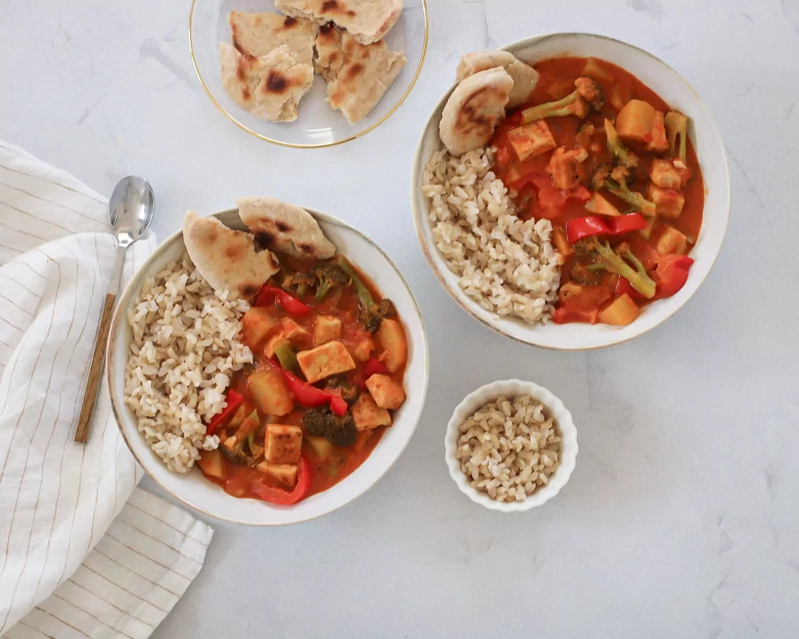 Veganiškas tofu karis (vegan curry) su daržovėmis ir kokosų pienu