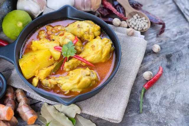 Tailandietiškas geltonasis karis su vištiena orkaitėje (yellow chicken curry)