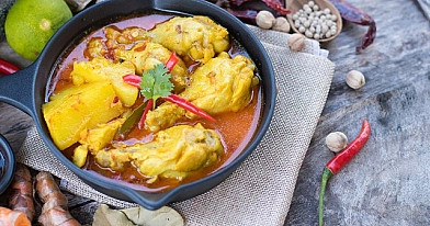 Tailandietiškas geltonasis karis su vištiena orkaitėje (yellow chicken curry)