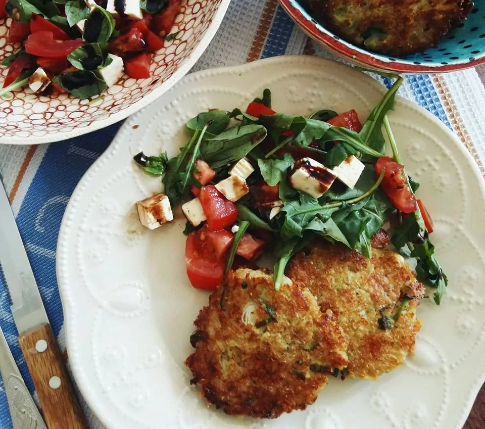 Vegetariški bolivinės balandos (quinoa - kynvos) kotletai su cukinija, žalumynais ir sūriu