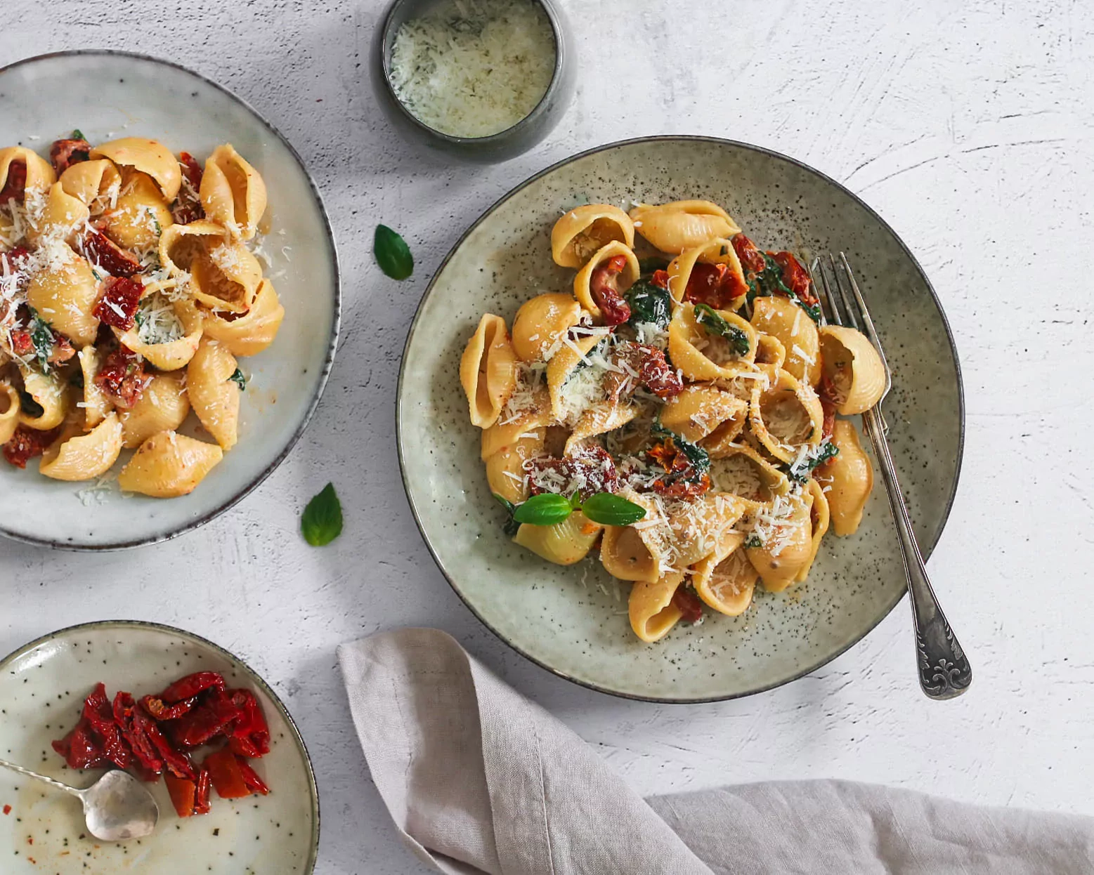 Vegetariški makaronai su saulėje džiovintais pomidorais, špinatais, grietinėle ir sūriu