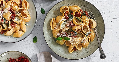 Vegetariški makaronai su saulėje džiovintais pomidorais, špinatais, grietinėle ir sūriu