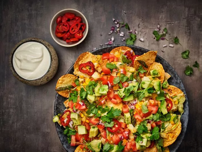 Kukurūzų traškučiai Nachos su vištiena, kukurūzais ir sūriu