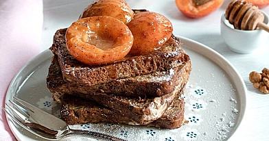 Prancūziškas skrebutis (French toast) su karamelizuotais abrikosais