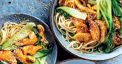 Noodles - lakštiniai makaronai su vištiena ir kinietiškuoju Pak Choi