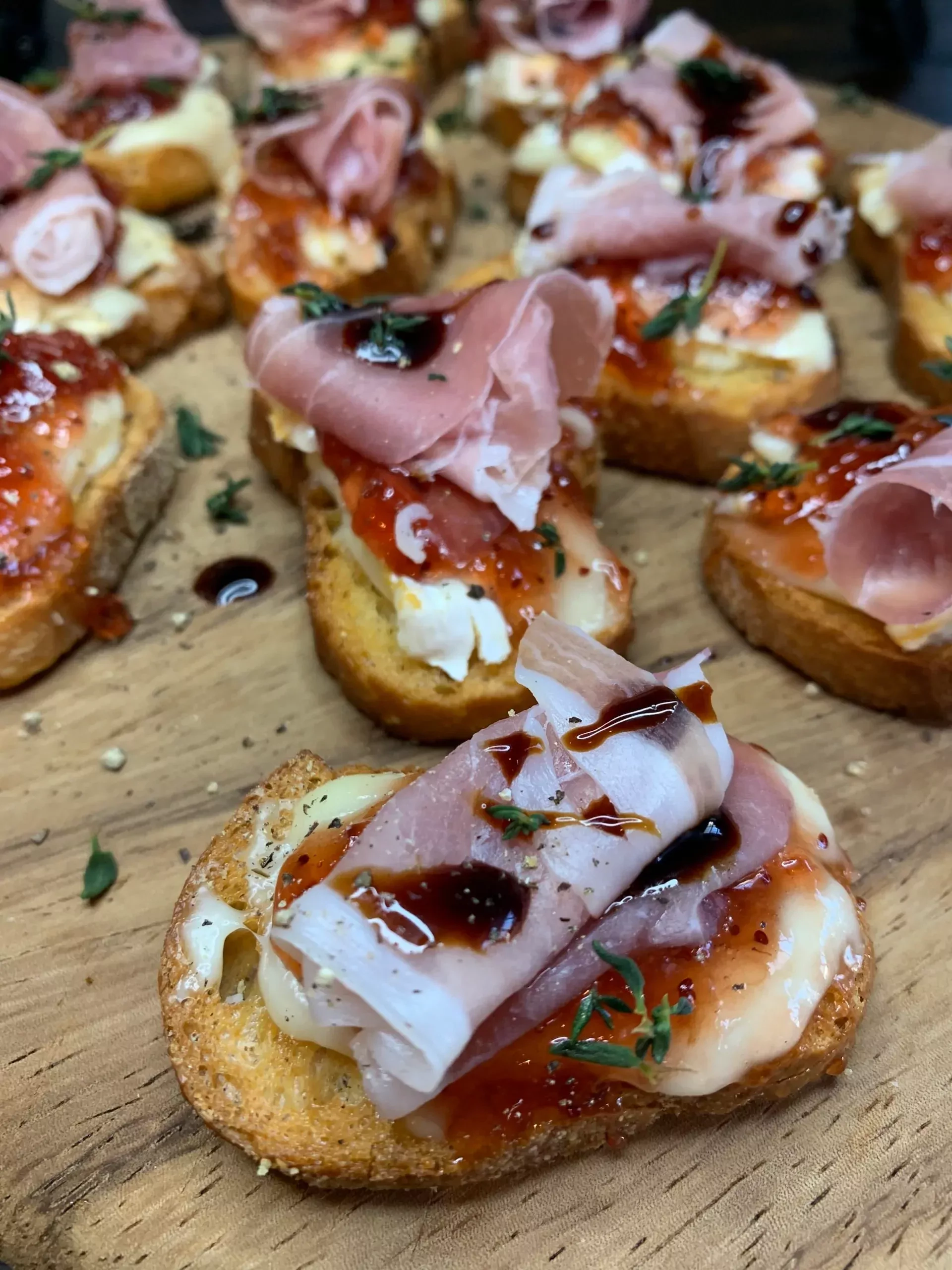 Traškieji krostini (crostini) su figų džemu, brie sūriu ir kumpiu