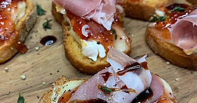 Traškieji krostini (crostini) su figų džemu, brie sūriu ir kumpiu