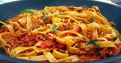 Pasta (makaronai) su aštriu jautienos faršu ir konservuotais pomidorais