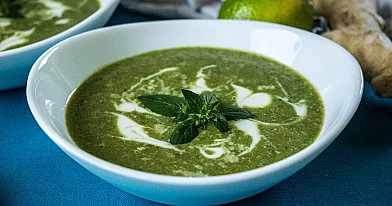 Trinta svogūnų laiškų ir žirnelių sriuba su imbieru bei parmezano traškučiais