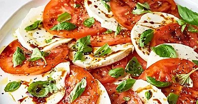 Itališkos salotos "Caprese salad" su mocarela ir pomidorais