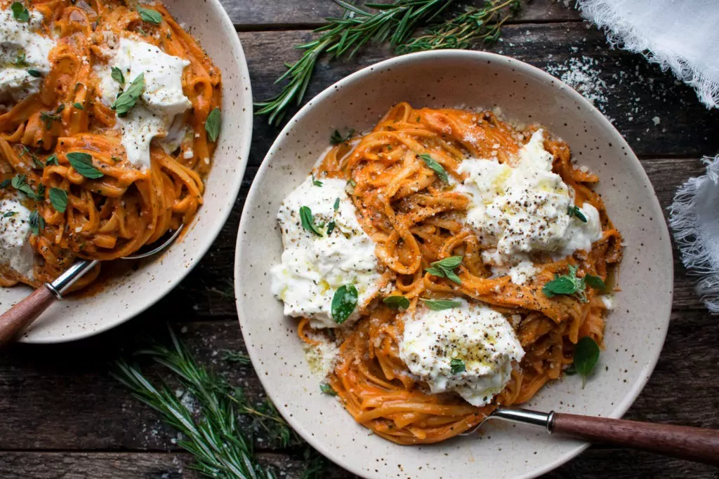 Pasta - Makaronai su burata ir pomidorų padažu