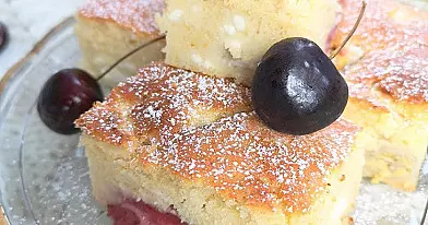 Varškės pyragas su braškėmis ir bananais