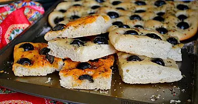 Focaccia duonelė su alyvuogėmis - nuostabus užkandis prie vyno!