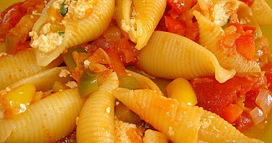 Conchiglioni makaronai su aštriu padažu