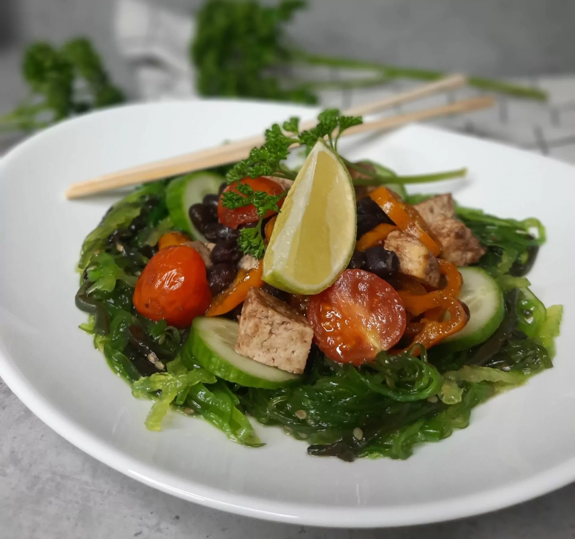 Karštos wakame salotos (salad) su tofu ir jūros dumbliais