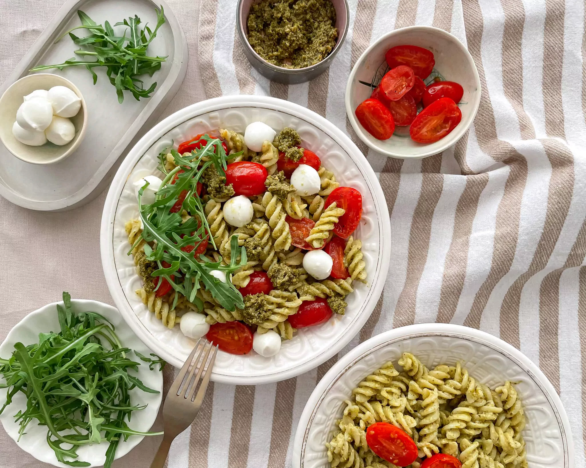 Makaronai su pesto, mocarela, pomidorais ir grietinėle