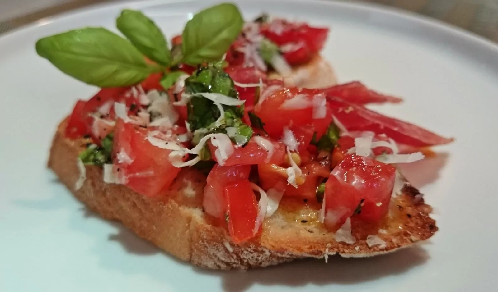 Tradicinė pomidorų ir baziliko bruschetta - brusketa