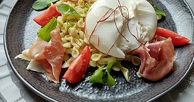 Makaronai su pesto padažu, pomidorais ir burrata sūriu