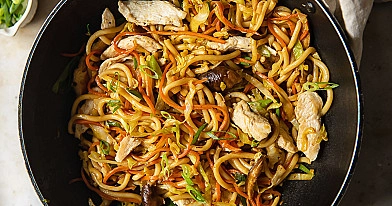 Yaki udon makaronai su vištiena, morkomis ir pievagrybiais