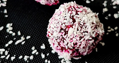 Žaliavalgiški kamuoliukai iš burokėlių - patiks ne tik veganams ar žaliavalgiams, bet ir visavalgiams!
