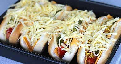 Apkepti naminiai dešrainiai orkaitėje - hot dogs