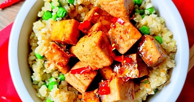 Tofu su kalafiorų "ryžiais"