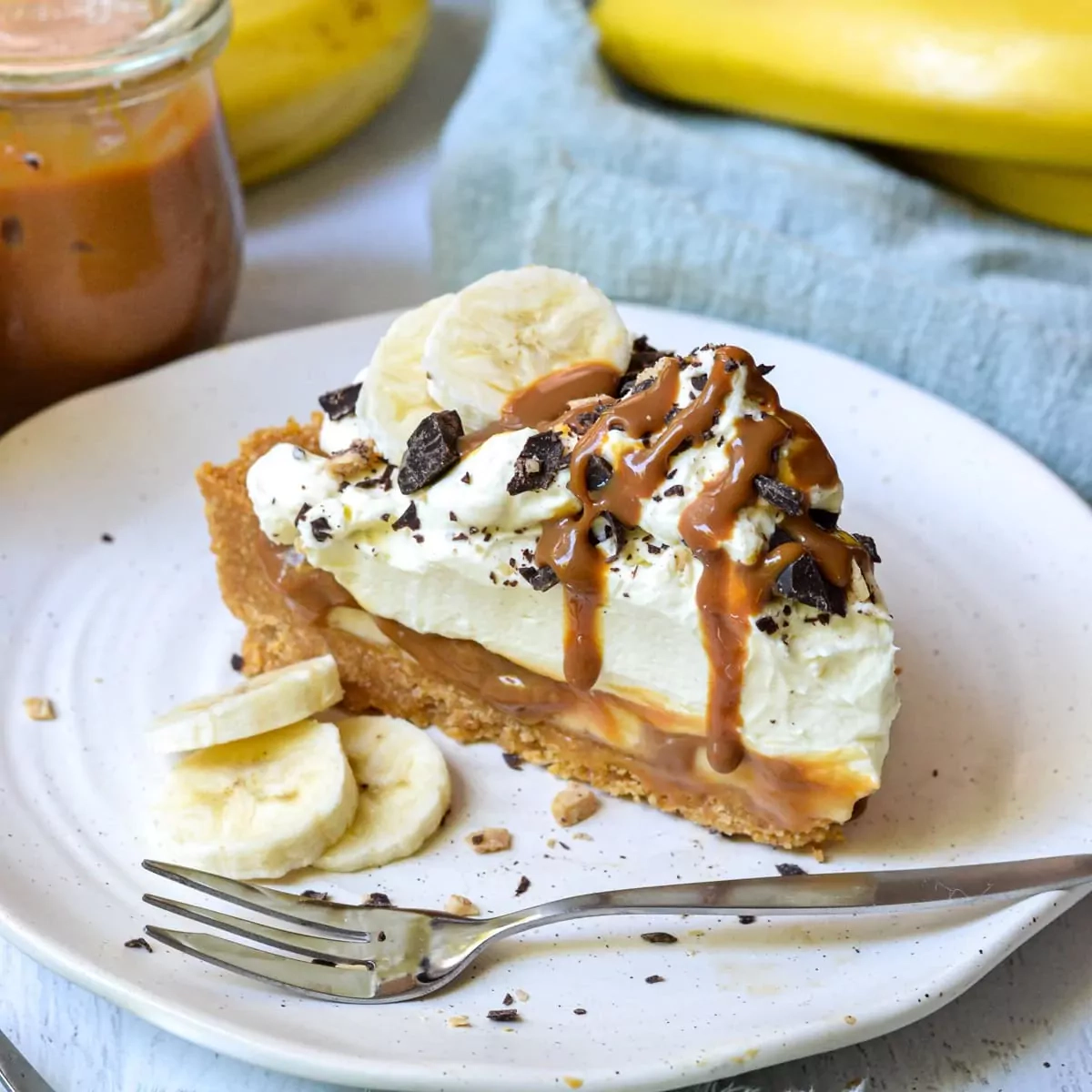 Banoffee pyragas su bananais, karamele ir plakta grietinėle