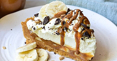 Banoffee pyragas su bananais, karamele ir plakta grietinėle