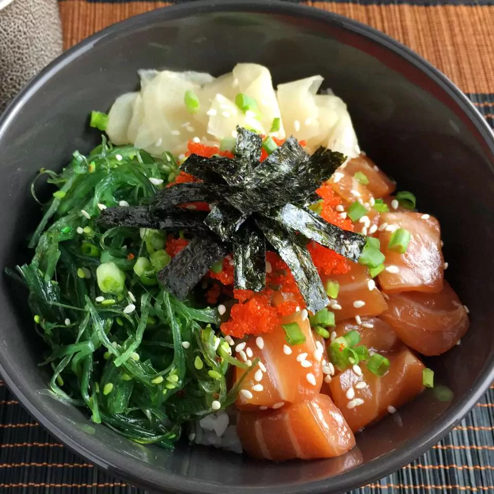 Poke bowl su krevetėmis, konservuotais ananasais ir wakame salotomis