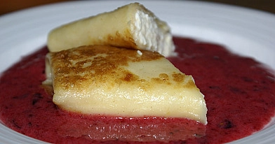 Lietiniai su varškės įdaru trintų uogų ir bananų padaže