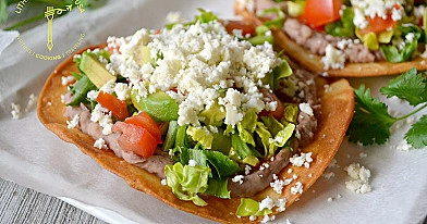 Meksikietiškas užkandis - vegetariški tortilijų skrebučiai (Vegetarian Mexican Tostadas)