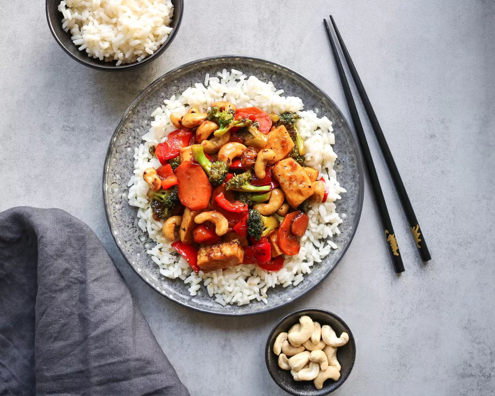 Tofu sūris su anakardžiais ir daržovėmis