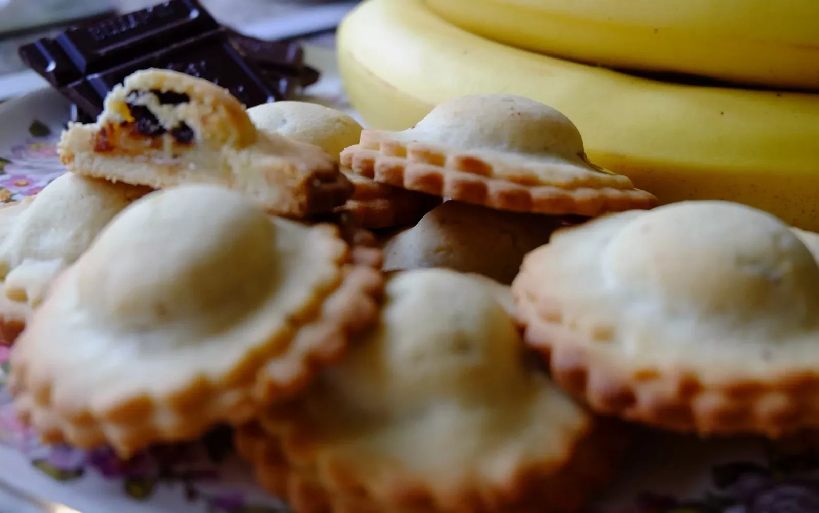 Trapūs ir nuostabiai aromatingi, greiti sausainiukai su bananų ir šokolado įdaru