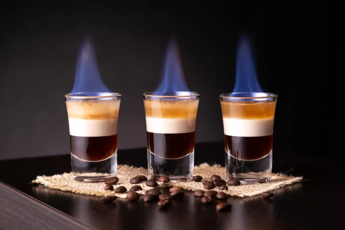 B-52 shot - Kahlua, Grand Marnier ir Bailey's degantis kokteilis