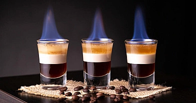 B-52 shot - Kahlua, Grand Marnier ir Bailey's degantis kokteilis