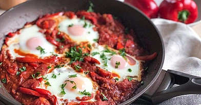 Šakšuka (shakshuka) - troškintose daržovėse kepti kiaušiniai