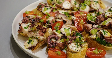 Aštuonkojo bruschetta - brusketa su salierais ir vyšniniais pomidorais