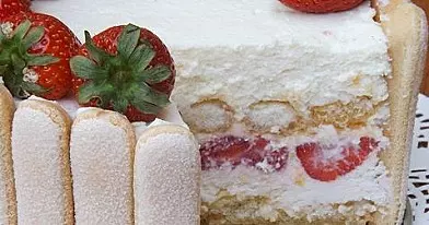 Braškių ir baltojo šokolado tortas