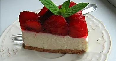Varškės tortas su braškėmis