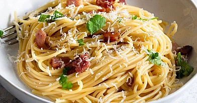 Pasta Carbonara - makaronai su šonine, kiaušinių tryniais ir sūriu