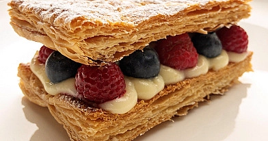 Mille Feuille (tūkstantalapis - sluoksniuotas tešlos pyragėliai su kremu)