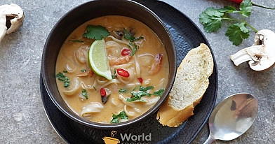 Tailandietiška Tom Yum sriuba su makaronais, jūros gėrybėmis ir vištiena