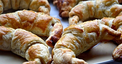 Kruasanai iš bemielės, sluoksniuotos tešlos su karamele (rududu)! (Croissants su karamele)