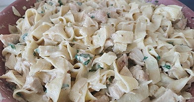 Fettuccine makaronai su vištiena ir baltuoju padažu